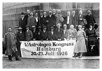 Teilnehmer des 5. Astrologen-Kongress 1926 auf dem Weg zu einer Hafenrundfahrt. Reihe oben: Witte erster von links; Sieggrün 3. und Rudolph 2. von rechts